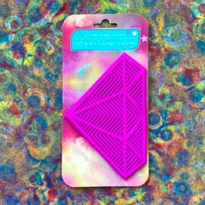 NIP Silicone Diamond Shaped Brush Cleaner 💜